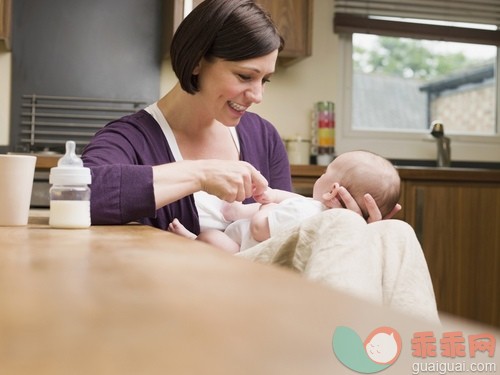 婴儿奶瓶,饮料,白人,容器,奶制品_gic14773719_Mother sat playing with her baby_创意图片_Getty Images China