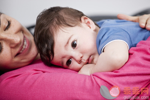 母亲,儿子,部分,休息,室内_gic14772596_A mother cuddling her baby son on a sofa, close up_创意图片_Getty Images China