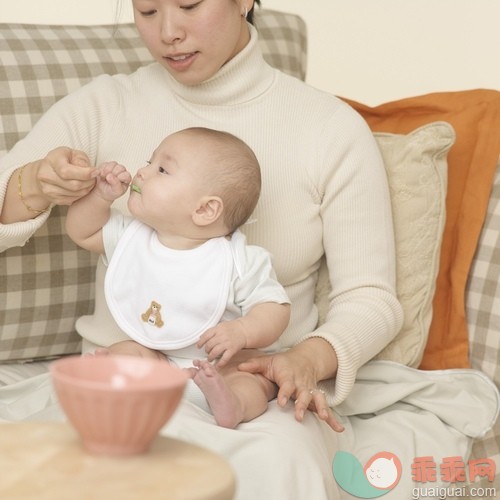 20到24岁,2到5个月,25岁到29岁,30岁到34岁,6到11个月_gic14773697_Mother Feeding Baby_创意图片_Getty Images China