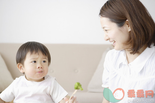 12到23个月,25岁到29岁,东亚人,面部表情,家庭_gic14774056_Mother looking at baby eating broccoli_创意图片_Getty Images China