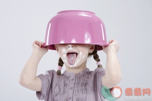 碗,麻花辫,鸭舌帽,休闲装,白人_gic14772392_Girl (4-5) with messy face wearing bowl hat_创意图片_Getty Images China