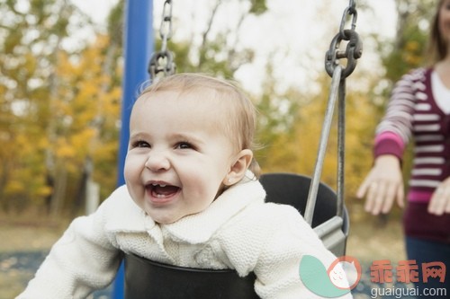 20到24岁,秋天,婴儿期,休闲装,白人_gic14772927_Mother pushing baby girl on swing in park._创意图片_Getty Images China