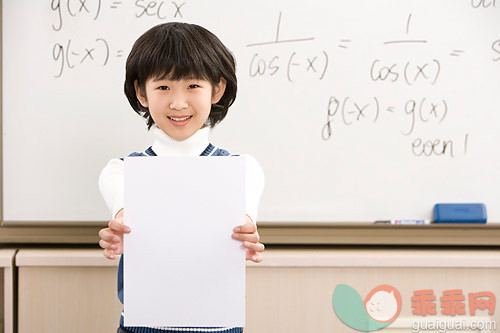 教育,女生,白板,小学生,教室_gic4248585_小学生在黑板前_创意图片_Getty Images China