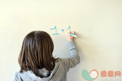 人,教育,影棚拍摄,长发,棕色头发_494495541_Young girl performing arithmetic on a whiteboard_创意图片_Getty Images China