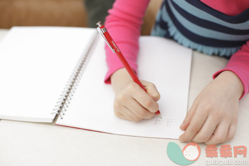 信函,人,衣服,家具,书桌_122691528_A girl studying_创意图片_Getty Images China