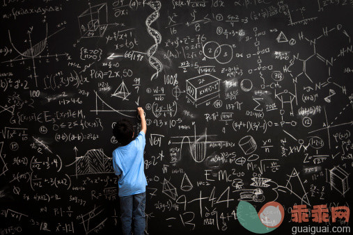 人,科学,数字,四分之三身长,室内_168351254_Young boy writes math equations on chalkboard_创意图片_Getty Images China