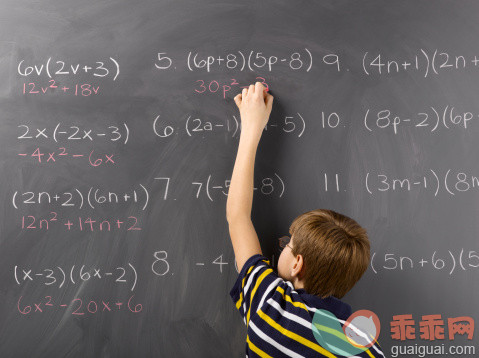 人,休闲装,沟通,教育,文字_112303531_Child Reaching to Complete Equation on Blackboard_创意图片_Getty Images China