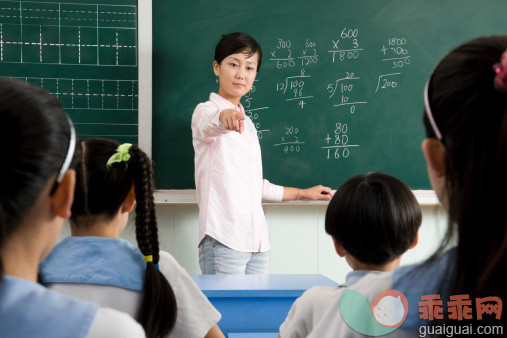 人,教育,数字,室内,黑板_79320432_A teacher pointing at a student_创意图片_Getty Images China