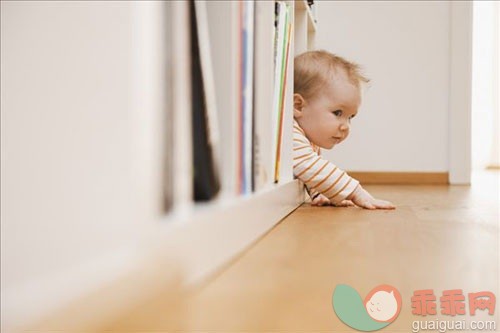 孩子摔倒了　让他自己站起来