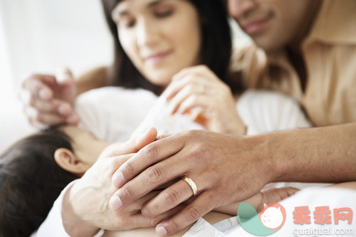 人,容器,住宅内部,瓶子,生活方式_gic16493793_Parents Holding Infant_创意图片_Getty Images China