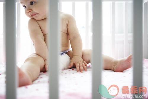 人,图像,家具,床,室内_gic16493837_Baby in Crib_创意图片_Getty Images China