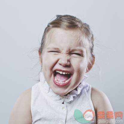人,影棚拍摄,金色头发,皱眉头,尖叫_158805252_Screaming young girl_创意图片_Getty Images China