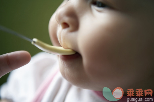 人,饮食,厨房器具,食品,银餐具_gic16494358_Baby Being Feed_创意图片_Getty Images China