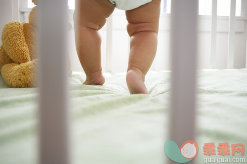 人,家具,床,室内,腰部以下_gic16494362_Baby in a Crib_创意图片_Getty Images China