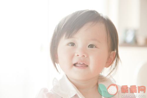 室内,人,亚洲人,微笑,白色背景_gic12513646_Girl smiling_创意图片_Getty Images China