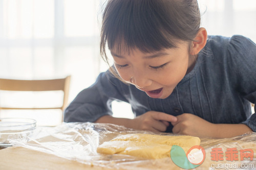 人,休闲装,桌子,甜食,生活方式_gic14270082_The girl laughing to see the cookie dough_创意图片_Getty Images China