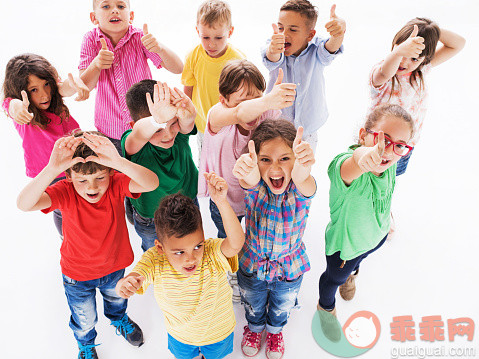 人,休闲装,生活方式,四肢,手臂_479300148_High angle view of cheerful kids showing thumbs up._创意图片_Getty Images China