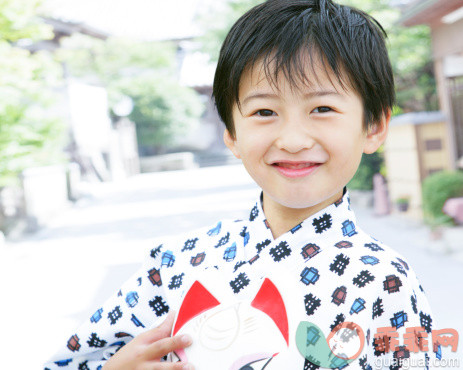 人,户外,快乐,微笑,拿着_505322211_Japanese Boy In Traditional Clothing_创意图片_Getty Images China
