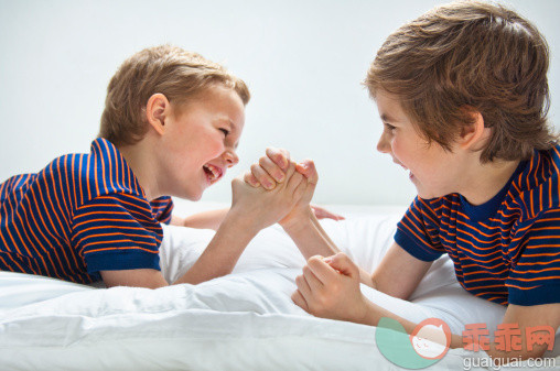 人,休闲装,床,T恤,室内_109233210_Boys arm wrestling_创意图片_Getty Images China