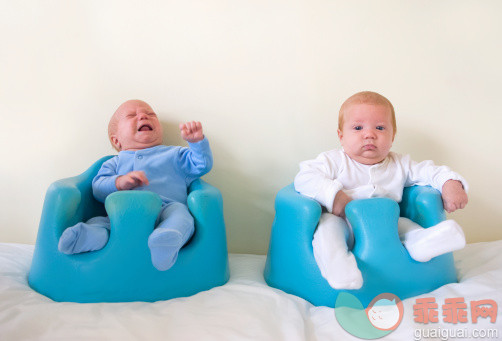 人,婴儿服装,椅子,室内,坐_162718259_Identical twin baby boys_创意图片_Getty Images China