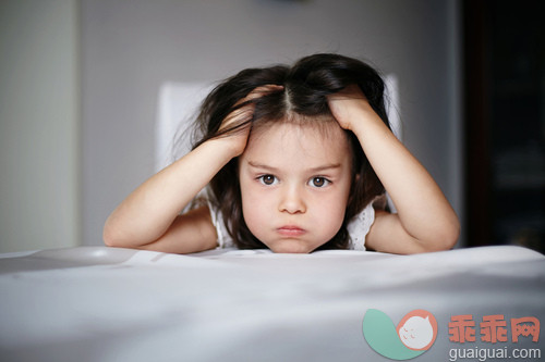 人,床,生活方式,室内,担心_gic14066205_Frustrated Caucasian girl laying on bed_创意图片_Getty Images China