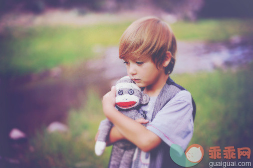 人,休闲装,户外,毛绒玩具,不高兴的_150652430_Little boy holding sock monkey_创意图片_Getty Images China