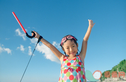 人,连衣裙,户外,黑发,天空_168197585_girl hands up on the beach_创意图片_Getty Images China