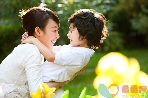 拥抱,母子,家庭,爱的,深情的_gic5478499_母子享受快乐时光_创意图片_Getty Images China