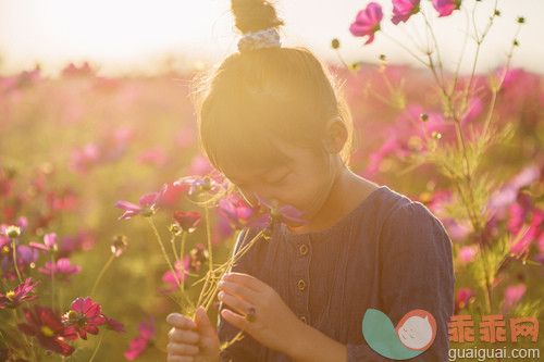 人,休闲装,户外,黑发,微笑_gic14270057_Girl are in the cosmos field_创意图片_Getty Images China