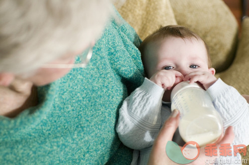 人,瓶子,生活方式,2到5个月,室内_gic16564645_Grandmother Feeding Her Granddaughter_创意图片_Getty Images China