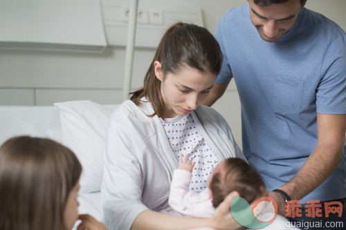 人,健康保健,室内,30岁到34岁,白人_gic16566416_Parents with newborn son(0-1months) in hospital_创意图片_Getty Images China