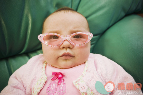 人,室内,白人,可爱的,档案_gic16568698_Cute Baby Girl Wearing Eyeglasses_创意图片_Getty Images China