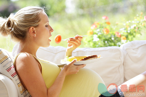 怀孕,瘦身,摄影,健康食物,_519697671_Pregnant lady on a sofa eating healthy food._创意图片_Getty Images China