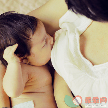 人,休闲装,室内,30岁到34岁,黑发_147527073_Baby drinking from breast of his mother_创意图片_Getty Images China