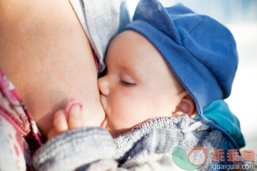 人,休闲装,婴儿服装,室内,中间部分_157141235_baby breastfeeding_创意图片_Getty Images China