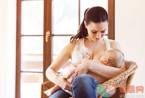 人,窗户,坐,可爱的,家庭_gic15909964_Mother breastfeeding her baby_创意图片_Getty Images China