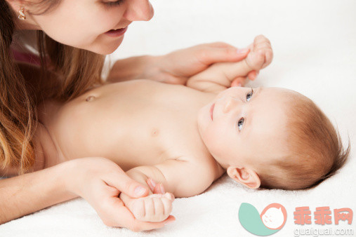 人,床,生活方式,健康保健,室内_160326847_Mother play with baby_创意图片_Getty Images China