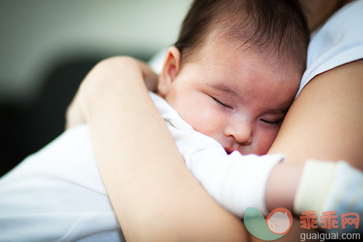 生活方式,褐色眼睛,快乐,棕色头发,手_474582664_Newborn Sleep On Mother's Chest_创意图片_Getty Images China