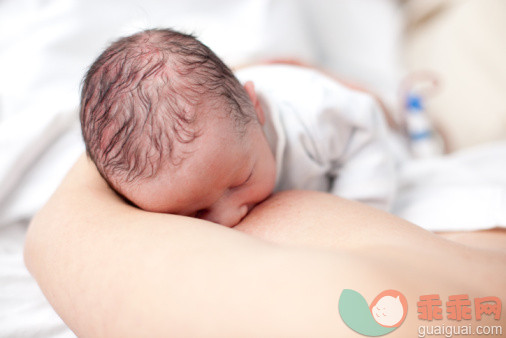 人,室内,30岁到34岁,乳房,躺_101605120_Breastfeeding newborn_创意图片_Getty Images China