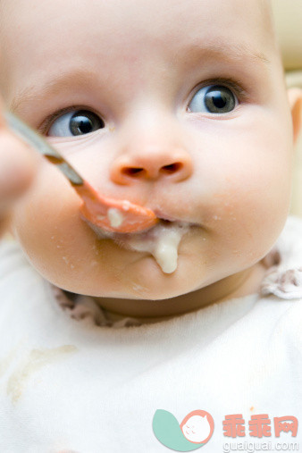 凌乱,食品,汤匙,人的脸部,白人_139835544_Close-up of Caucasian baby girl being fed formula_创意图片_Getty Images China