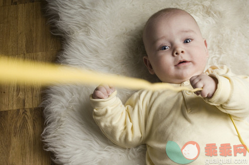 金属丝,人,室内,白人,拉_gic16579842_Baby Pulling on Cord_创意图片_Getty Images China