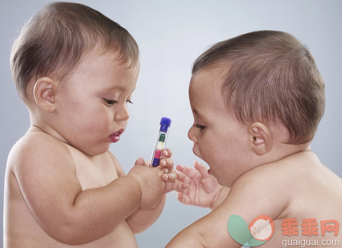 进行中,人,瓶子,试管,2到5个月_gic16576786_Twin Baby Girls Playing with Tube_创意图片_Getty Images China