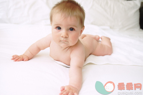 人,住宅内部,床,尿布,2到5个月_gic16586690_Cute baby crawling on a bed_创意图片_Getty Images China