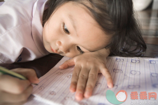 信函,人,教育,文字,室内_88300949_Girl lying on floor doing homework_创意图片_Getty Images China