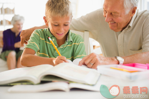 人,活动,休闲装,四分之三身长,室内_135311190_Grandfather helping grandson with homework_创意图片_Getty Images China