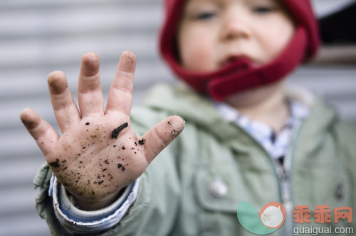 人,户外,人体,手,白人_gic16580305_Little Boy with Dirty Hands_创意图片_Getty Images China