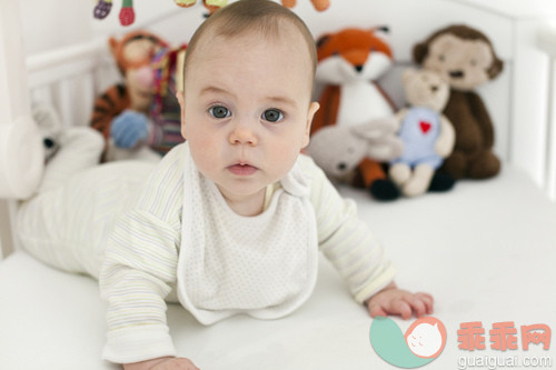 人,床,室内,毛绒玩具,可爱的_gic16599111_Six month old baby in crib_创意图片_Getty Images China