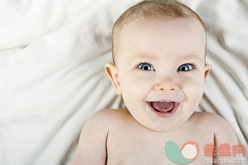 人,床,影棚拍摄,人体,人的嘴_gic16618096_Cute Baby Girl Smiling_创意图片_Getty Images China