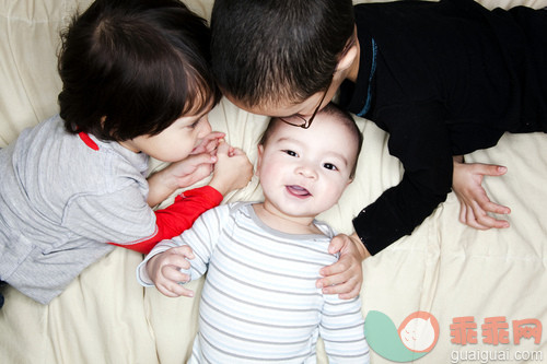 人,休闲装,室内,躺,微笑_gic16617934_Kids (12-23 months, 6-7) lying on bed_创意图片_Getty Images China