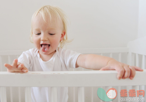 白色,人,白人,12到23个月,婴儿床_gic16620954_Girl standing up in crib_创意图片_Getty Images China